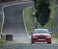 Jaguar XE 300 Sport bei seiner Rekordfahrt auf dem ehemaligen GP-Kurs Circuit de Charade bei Clermont-Ferrand.  Foto: Auto-Medienportal.Net/Jaguar